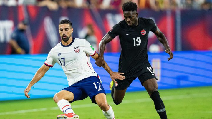Alphonso Davies busca robarle el balón a Sebastian Lletget en partido de Eliminatoria CONCACAF entre Estados Unidos y Alphonso Davies.