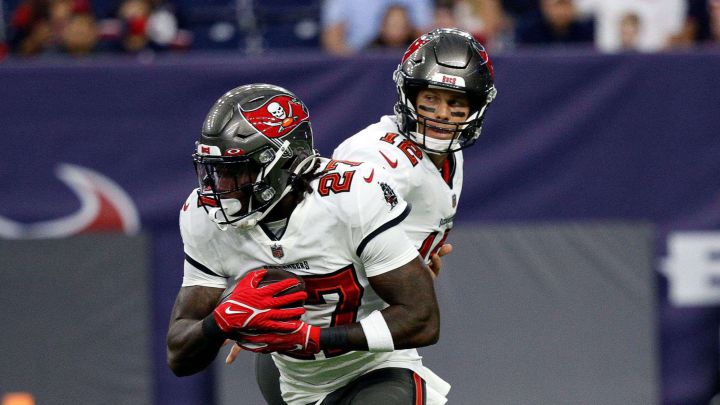 Tom Brady y Ronald Jones con los Buccaneers