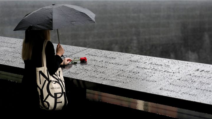 Persona frente al Memorial del 9/11 en Nueva York