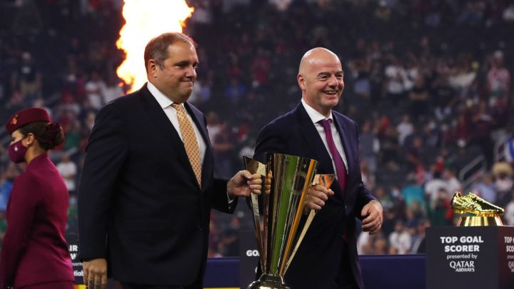 Victor Montagliani y Gianni Infantino durante ceremonia de premiación de la Copa Oro 2021.