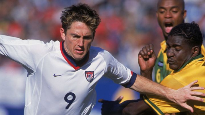 Joe-Max Moore en contra de Onandi Lowe durante partido de Eliminatoria CONCACAF entre Estados Unidos y Jamaica después de los atentados del 11 de septiembre.