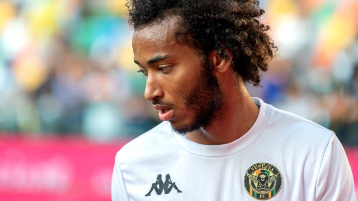 Gianluca Busio en calentamiento de Venezia F.C. en la Serie A.