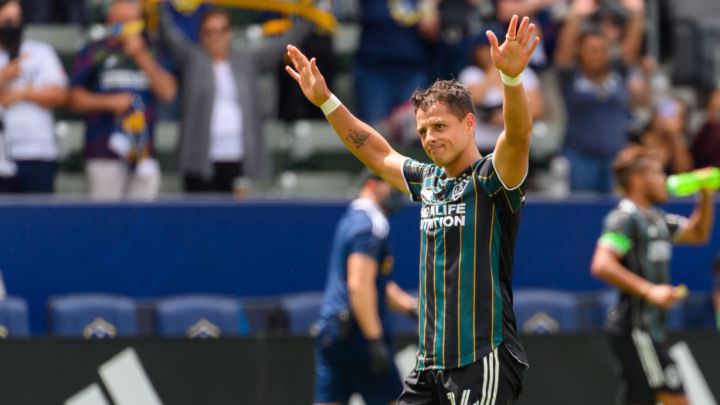 Javier "Chicharito" Hernández agradece a la gente del Dignity Health Sports Park tras ganar con LA Galaxy a Austin FC.