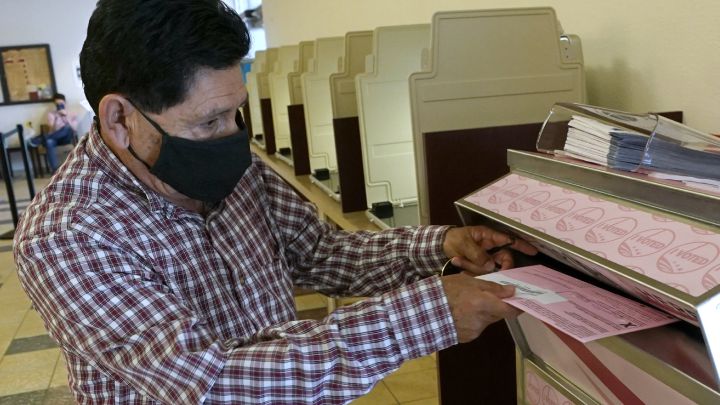 Gavin Newsom, gobernador de California, enfrentará una elección revocatoria. Aquí te explicamos cómo encontrar la urna o buzón más cercano a ti para votar.