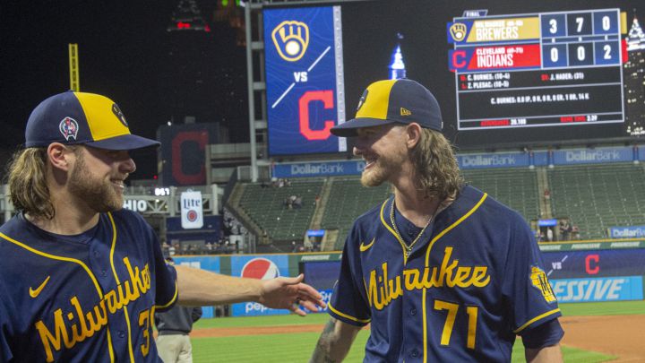 Corbin Burnes y Josh Hader, pitchers de los Milwaukee Brewers.