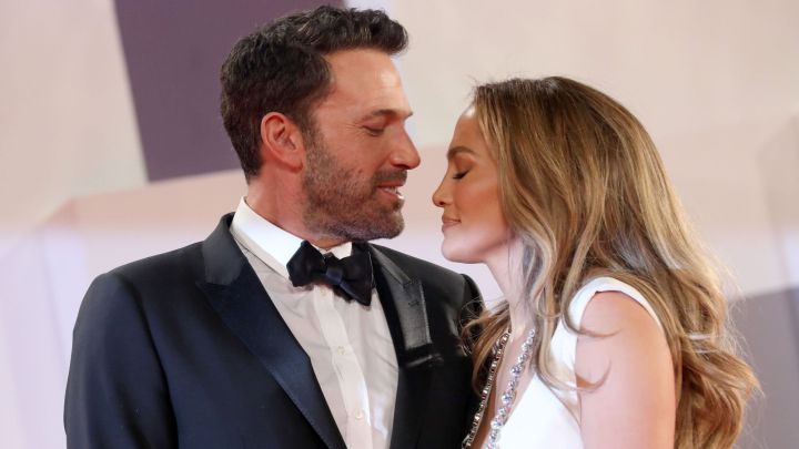 Ben Affleck empuja a un fan y defiende a Jennifer Lopez en Venecia