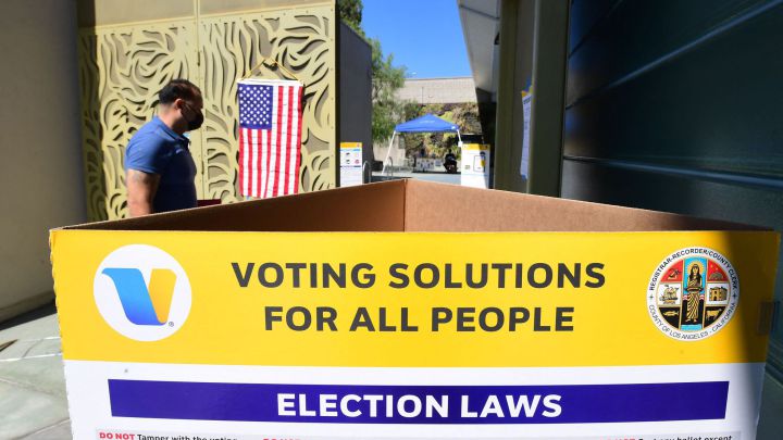El gobernador Gavin Newsom enfrentará una elección revocatoria. ¿Qué documentos necesitas para votar y cuáles son los horarios de los centros de votación?
