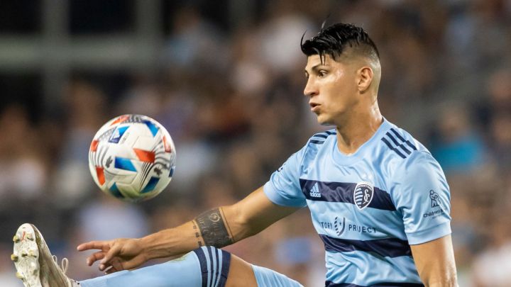 Alan Pulido pelea por el control del balón en partido de Sporting Kansas City contra Colorado Rapids.