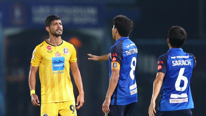 Nelson Bonilla reclamando a sus rivales de Pathum United jugando para Thai Port FC.