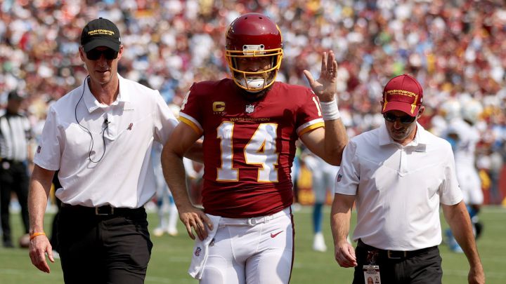 Ryan Fitzpatrick, quarterback de Washington Football Team, abandona el campo del FedEx Field por lesión.