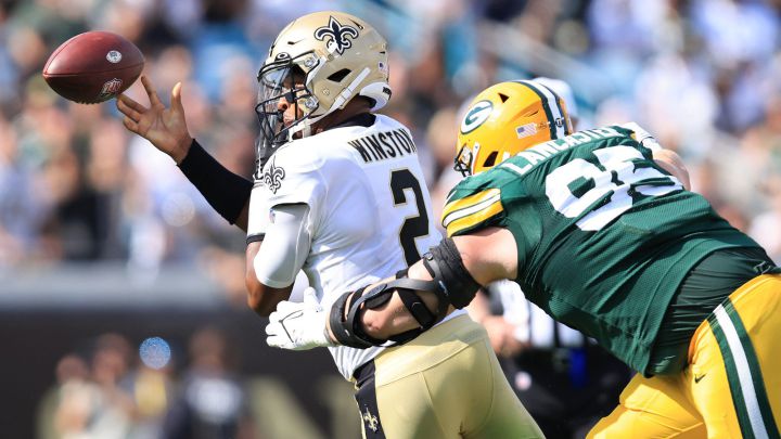 Jameis Winston, quarterback de los New Orleans Saints, casi es caputrado por un defensive lineman de los Green Bay Packers.