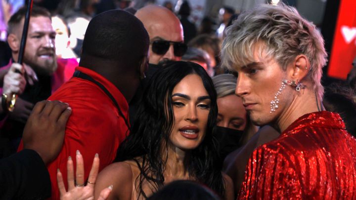 Machine Gun Kelly y Conor McGregor se vieron involucrados en un altercado a los pocos minutos de pisar la alfombra roja de los MTV VMAs. Aquí los detalles.