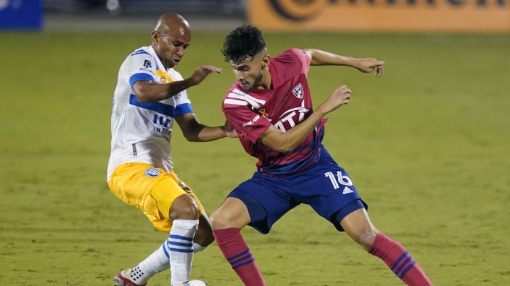 Ricardo Pepi peleando el balón con Judson en partido de FC Dallas ante San Jose Earthquakes.