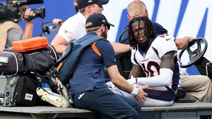 Jerry Jeudy, wide receiver de los Denver Broncos, sale del MetLife Stadium en el carrito de emergencias.