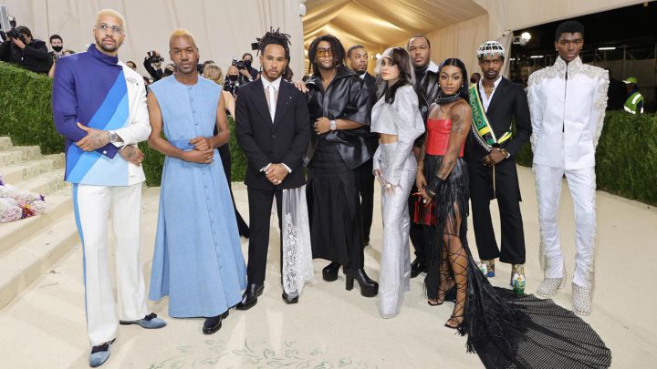 El piloto de Fórmula 1, Lewis Hamilton, gastó más de 30,000 dólares para que diseñadores afroamericanos emergentes pudieran asistir a la Met Gala 2021.