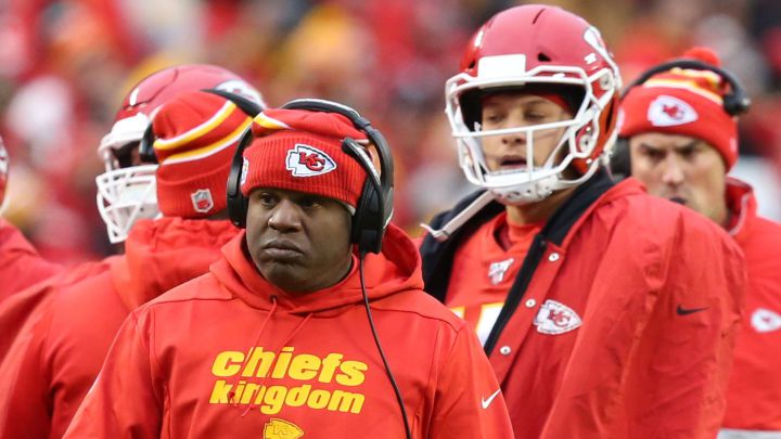 Eric Bieniemy, coordinador ofensivo de los Kansas City Chiefs, y el quarterback Patrick Mahomes.