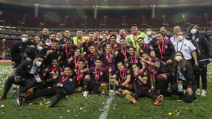 Jugadores y cuerpo técnico de México celebra campeonato Preolímpico de CONCACAF en el Estadio Akron.