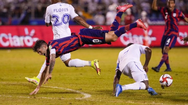 Christian Pulisic cae tras impacto cometido por Maynor Figueroa en partido de Eliminatoria CONCACAF entre Estados Unidos y Honduras.