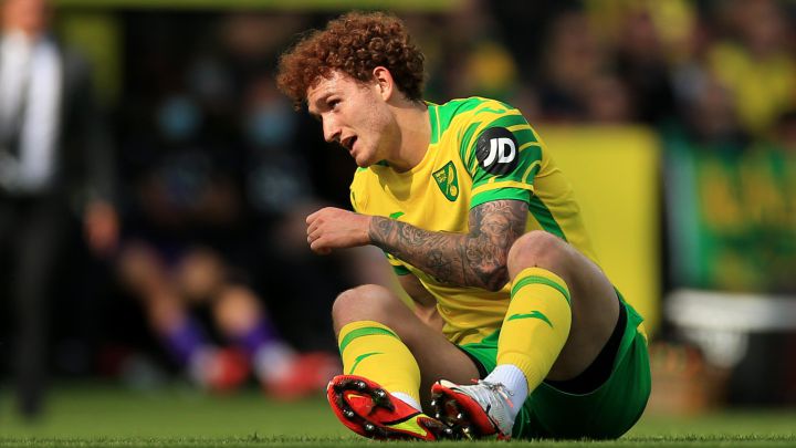 Josh Sargent en el césped durante partido de Premier League entre Norwich City y Watford.