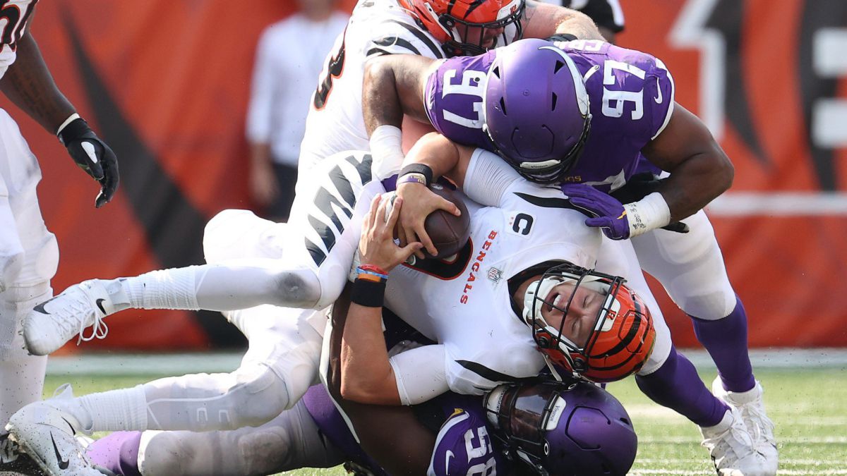 Everson Griffen derriba a Joe Burrow.