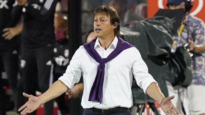 Matías Almeyda reacciona a jugada en partido de San Jose Earthquales ante FC Dallas.