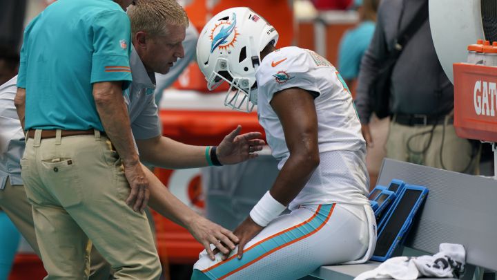 Tua Tagovailoa en la banca.