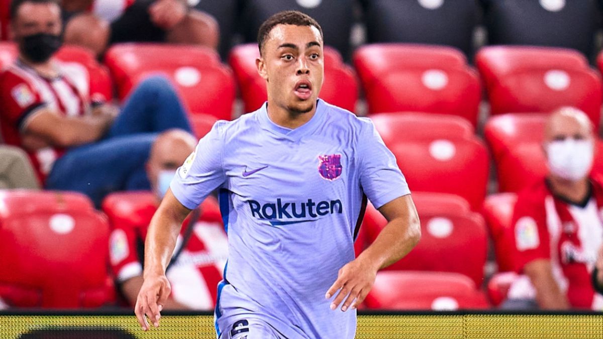 Sergiño Dest controla el balón en partido de La Liga entre Barcelona y Athletic Bilbao en el San Mamés.