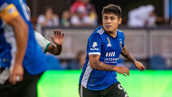 Javier "Chofis" López controla el balón y observa en partido de MLS entre San Jose Earthquakes y Colorado Rapids.