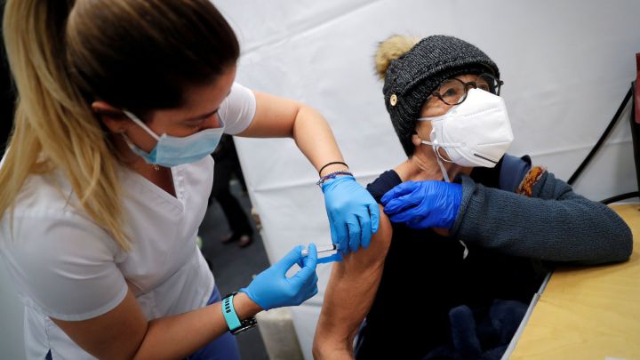 Un grupo de asesores externos de la FDA recomienda la dosis de refuerzo de la vacuna contra el COVID-19 para mayores de 65 años. ¿Qué ha dicho la agencia?