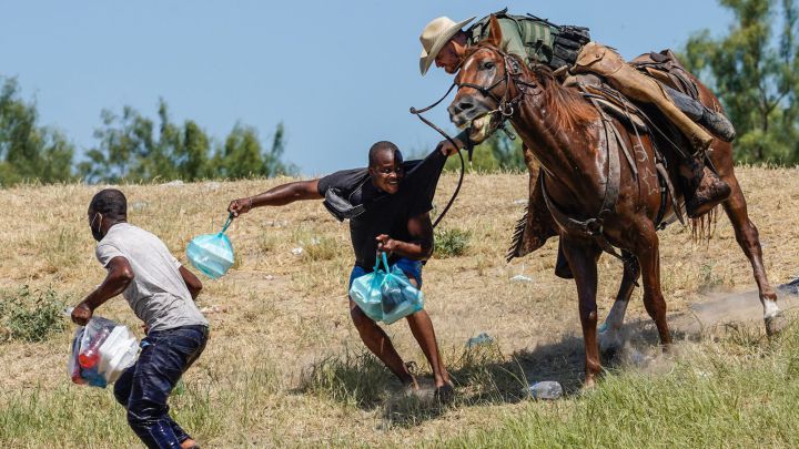 La Casa Blanca investiga el uso de látigos contra haitianos en la frontera sur