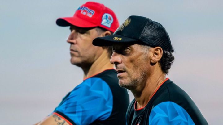 Pedro Troglio durant entrenamiento de Olimpia en Surinam previo a su reto de Liga CONCACA ante Inter Moengotapoe.