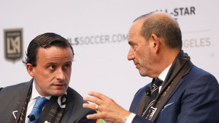 Mikel Arriola y Don Garber charlando durante presentación del MLS All-Star Game 2021.