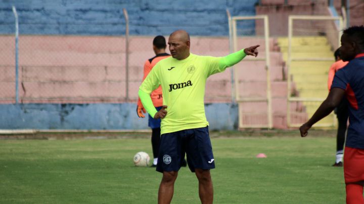 Jorge "Zarco" Rodríguez dando indicaciones durante entrenamiento de CD FAS.