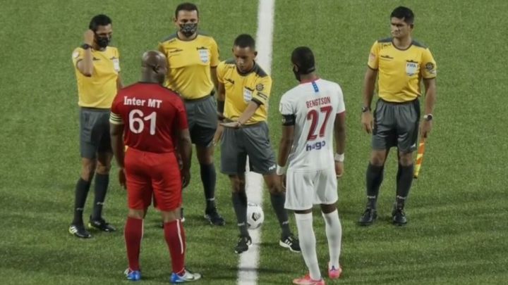 A sus 60 años y 198 días se convirtió en el jugador más veterano en ver acción durante un partido internacional oficial de clubes.