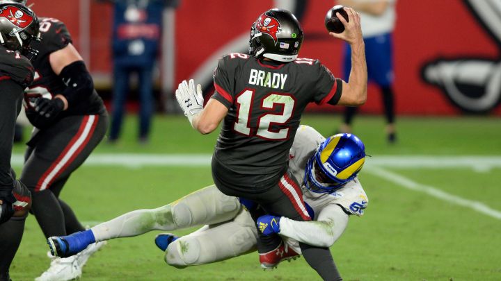 Tom Brady es capturado por la defensa de los Rams durante el juego de 2020.