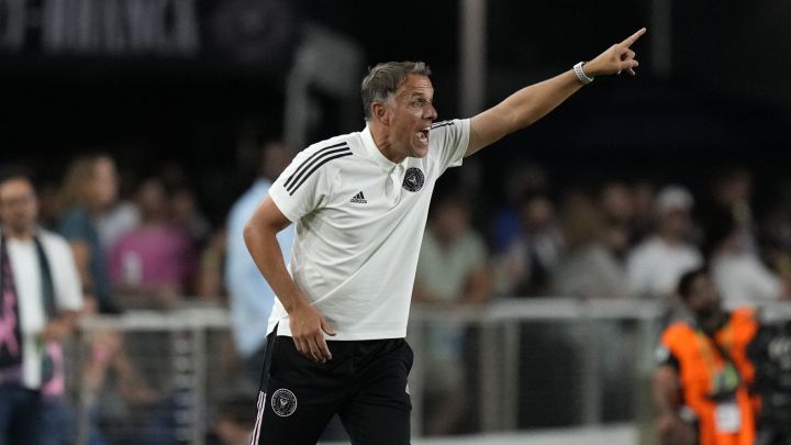 Phil Neville da instrucciones durante el duelo de Inter Miami ante Nashville SC