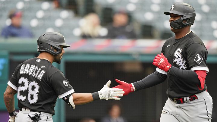 Eloy Jiménez festeja un cuadrangular.