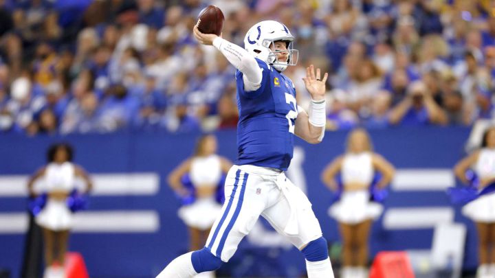 Carson Wentz lanza el ovoide.