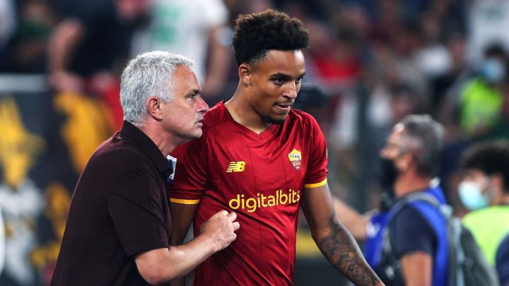 José Mourinho dando indicaciones a Bryan Reynolds durante partido de AS Roma ante Sassuolo en Serie A.