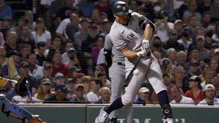 Giancarlo Stanton pega un hit.