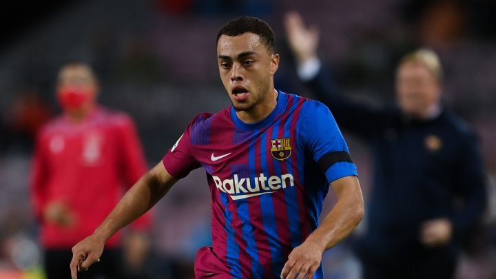 Sergiño Dest controla el balón en partido del Barcelona en contra de Granada.