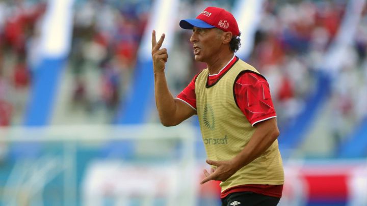 El director técnico argentino de Olimpia Pedro Troglio reacciona durante un partido ante Marathon por el campeonato apertura de la Liga Nacional de Honduras, disputado en el estadio Olímpico de la ciudad de San Pedro Sula.