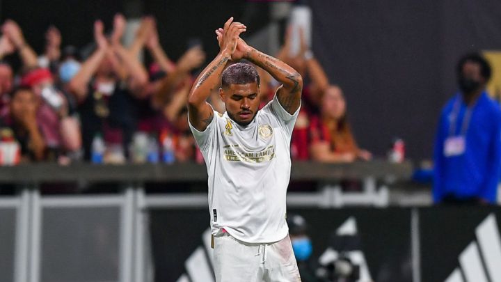 Josef Martínez agradece a la afición de Atlanta United en el Mercedes Benz Stadium.