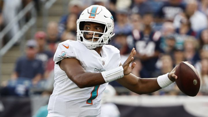 Tua Tagovailoa lanza el ovoide.