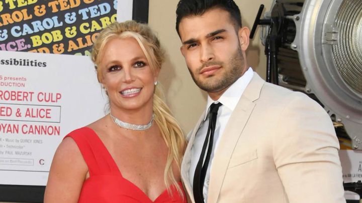 Sam Asghari reaccionó al tráiler de ‘Britney vs. Spears’ de Netflix y no parece emocionado por el documental sobre su prometida, Britney Spears.
