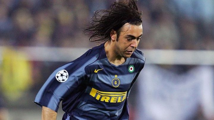 Álvaro Recoba en partido de Champions League con el Inter de Milán.