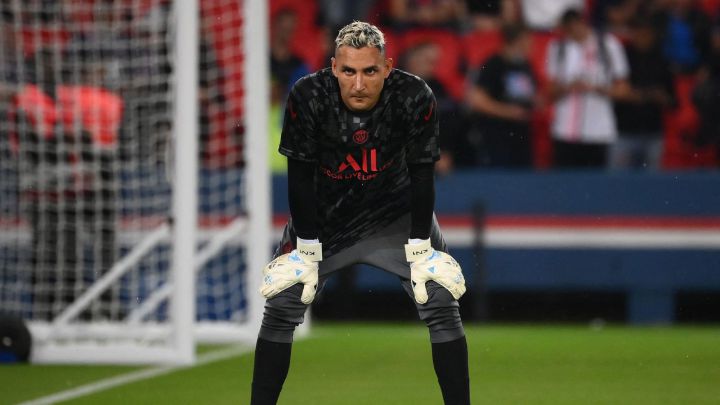 Keylor Navas durante calentamiento previo al juego entre PSG y Montpellier en el Parque de los Príncipes.