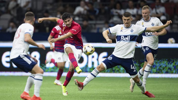 Ricardo Pepi dispara al arco de Vancouver Whitecaps en partido de FC Dallas.