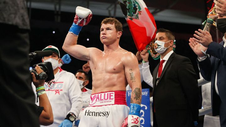 Saúl "Canelo" Álvarez celebra la pelea de campeonato ganada ante Avni Yildrim en el Hard Rock Stadium de Miami.