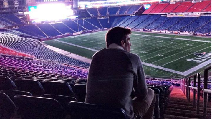 Tom Brady contempla el estadio al que volverá el domingo